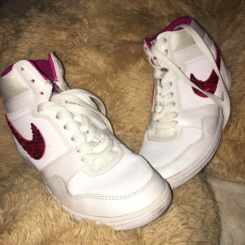 Hand bedazzled Nike shoes - Picture 2 of 8